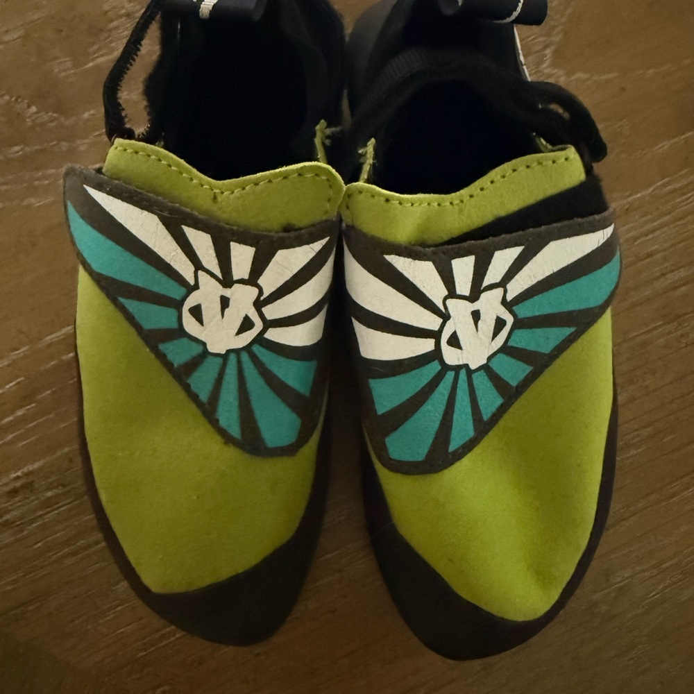 Evolv Venga Rock Climbing Shoes | Black & Green Climbing Shoes | Sz 1